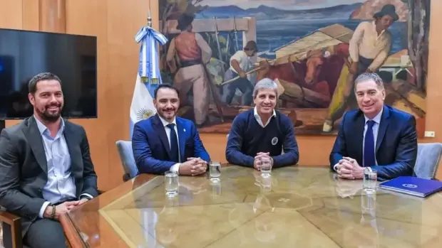 Valdés viaja a Buenos Aires a reclamarle fondos a Caputo