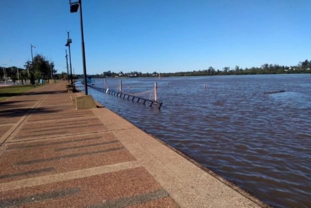 El río Uruguay crece y pone en alerta a seis pueblos correntinos