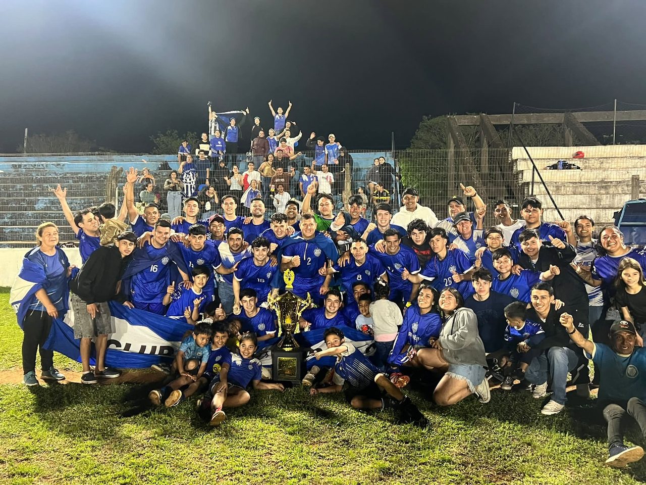 Sarmiento salió campeón entre silbatinas a la Liga