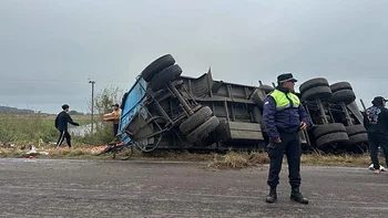 Volcó un camión con tomates y morrones en Corrientes