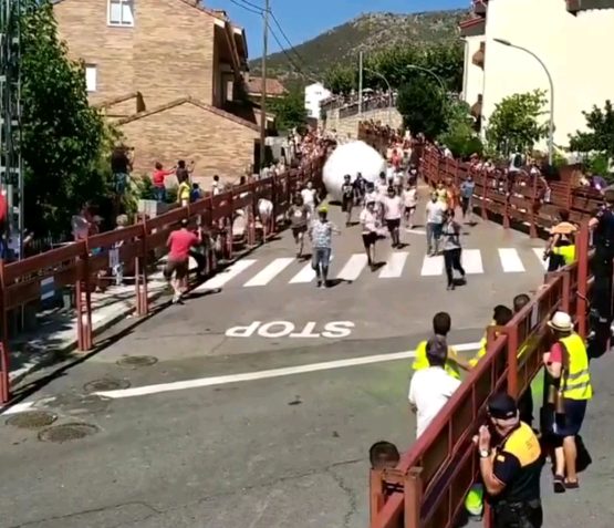 Una bola gigante reemplaza a los toros en fiesta española