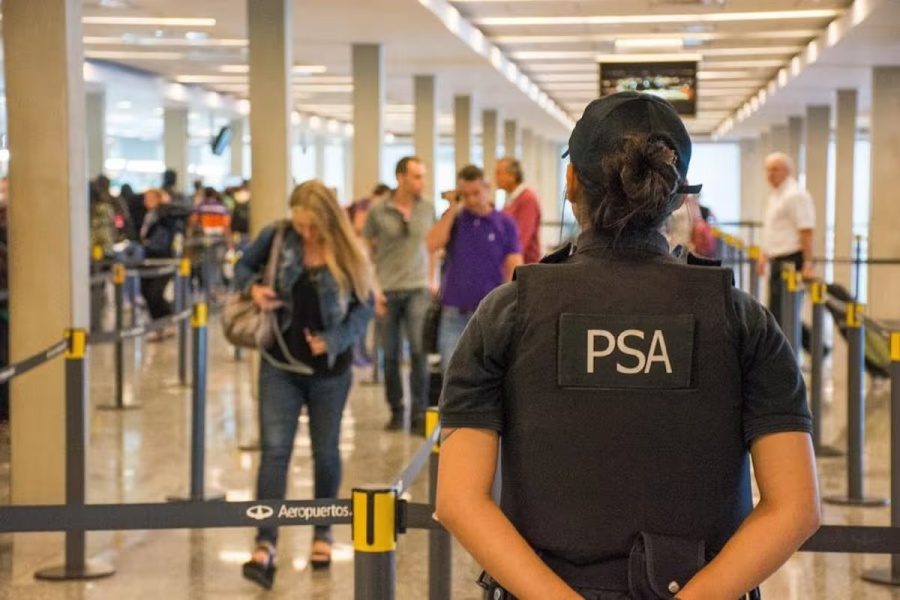 Milei firmó un DNU para expulsar extranjeros que agravien al país