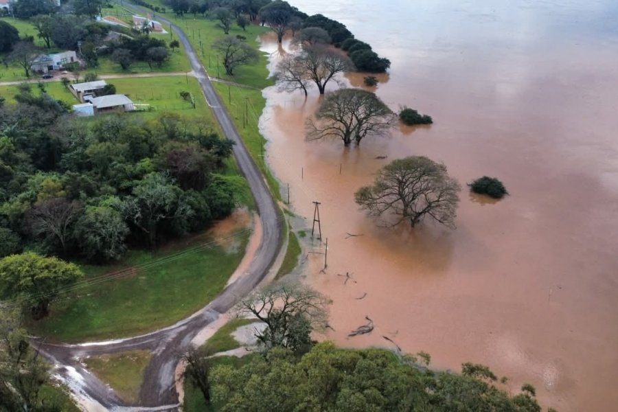El río Uruguay crece en dos localidades correntinas