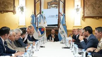 Corrientes refuerza obras y asiste a evacuados por la creciente