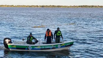 Itatí: la Policía patrulla en lancha los barrios anegados por la crecida