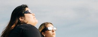 Qué le pasa a tus ojos si miras directamente un eclipse solar: pequeña guía para no terminar con una retinopatía