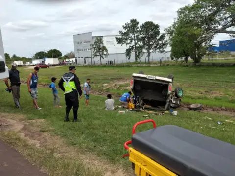 Volcó una pick up tras chocar con un camión del Correo en la RN 12