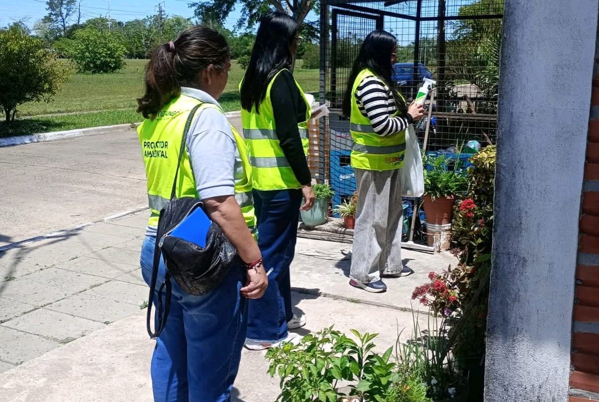 Recorren el barrio Mil Viviendas para prevenir el dengue