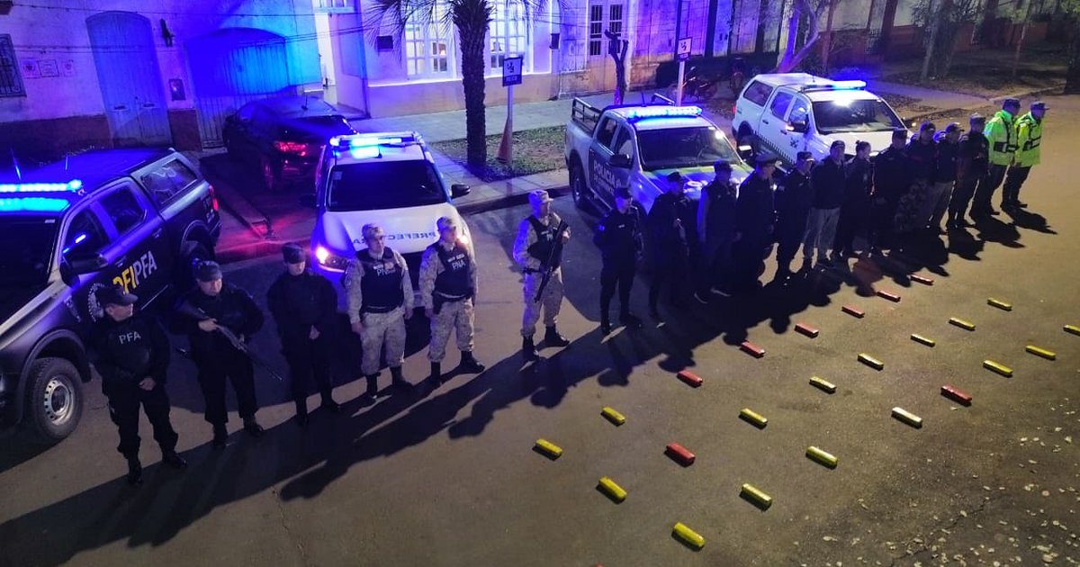 Corrientes: escapan de un control y abandonan 16 kilos de marihuana