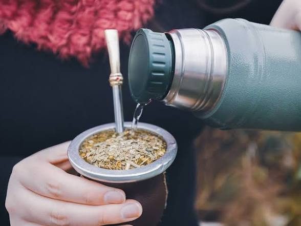 El Padre Paco llega a Posadas con un programa de comercio justo yerbatero