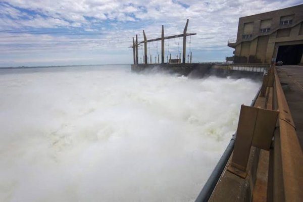 Yacyretá abre compuertas y alerta por crecida del Paraná