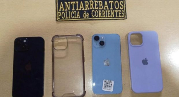 Recuperan dos iPhone robados que llevaban jóvenes en una plaza
