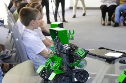 Veintiún chicos de la UNNE compiten con 13 robots en el Maker-Tech