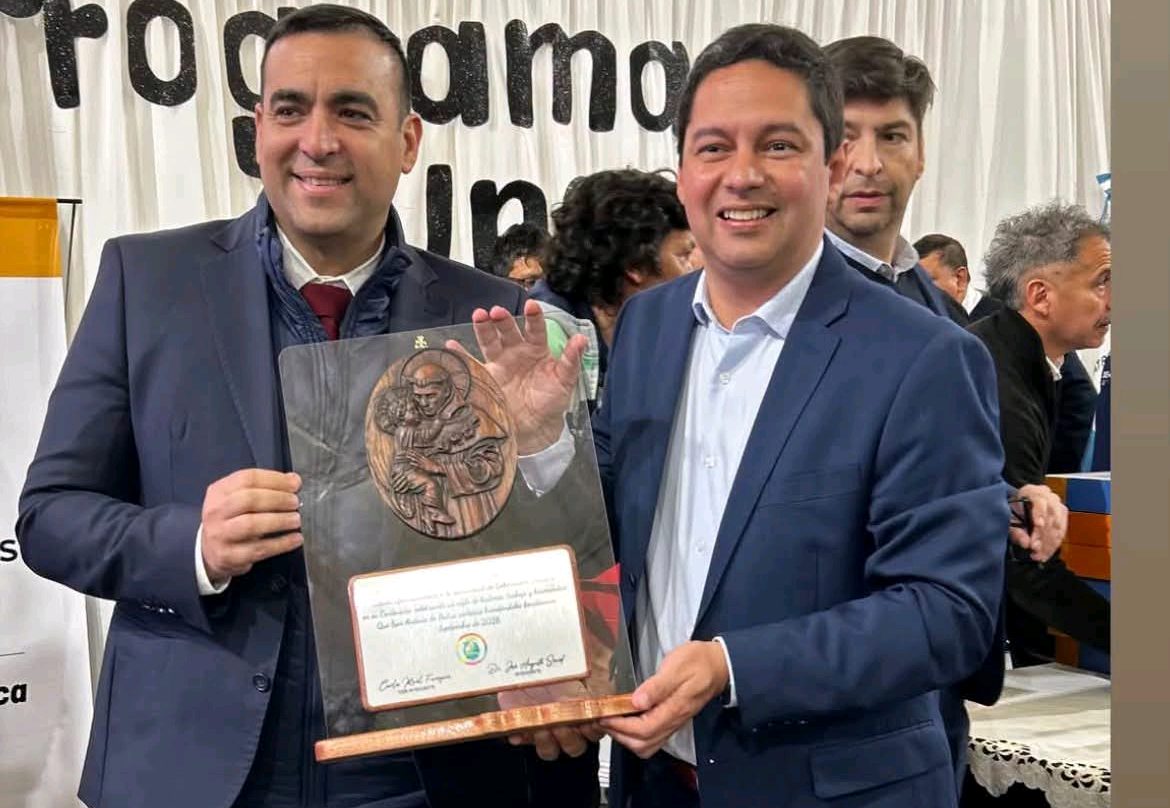 Suaid entregó un obsequio a Virasoro por su centenario