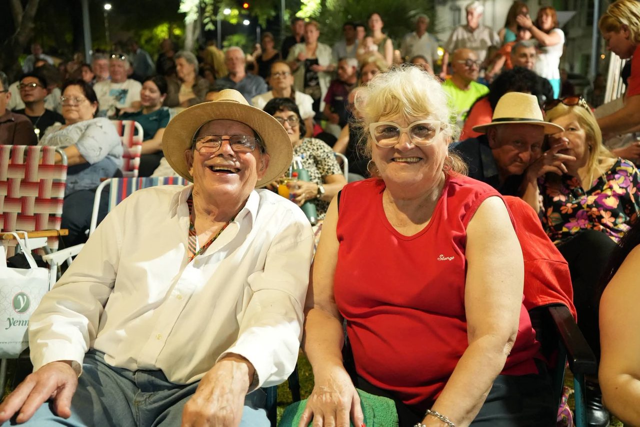 Multitud homenajeó al Taita del Chamamé en su plazoleta