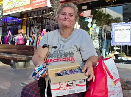 Vende alfajores en la calle para sostener a su familia