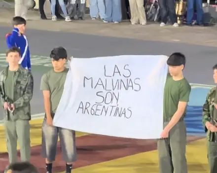 Recrearon la bandera de Malvinas en la Estudiantina de Ituzaingó