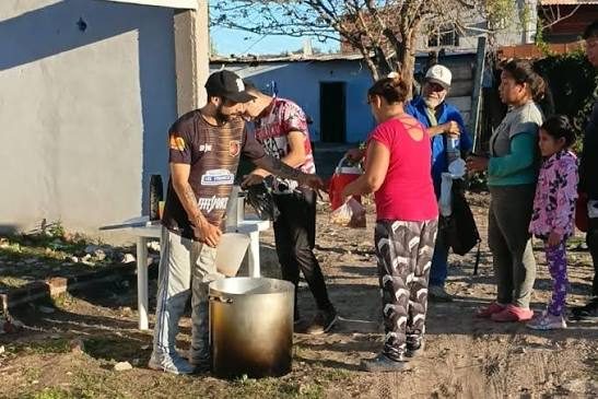Crecida en Corrientes: vecinos cocinan para 150 personas y piden leche, no plata