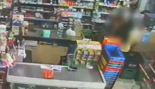 Denuncian a una cajera por desviar pagos a su propio QR en un supermercado