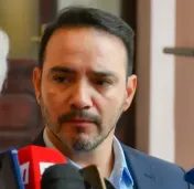 Valdés firmó convenios por 220 viviendas y pidió obras viales a Nación