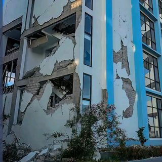 Terremoto de 7.7 en Indonesia deja al menos 38 muertos