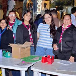 Scouts envuelven regalos en Junín para viajar al encuentro nacional