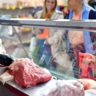 Comer carne vacuna, cada vez más caro: consumo cayó 12%