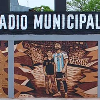Un mural en Corrientes homenajea al Flaco López y a Messi