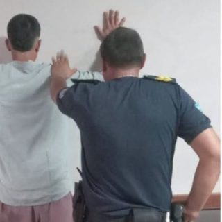 Ofrecía lavar autos y terminó detenido por romper una ventanilla