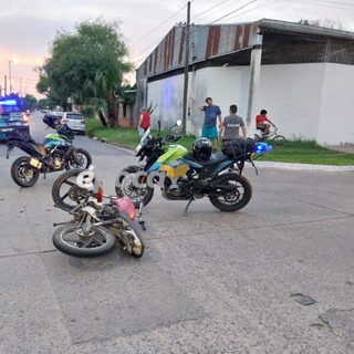 Moto chocó a un Uber y el conductor voló sobre el techo