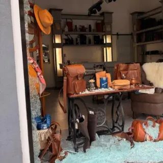 Rompió el blindex de un local y robó un termo, un mate y una bombilla