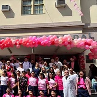 Jornada por el Día del Cáncer de Mama frente al Hospital Vidal