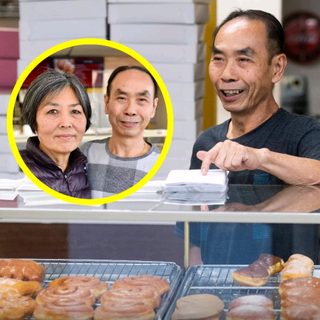 Vecinos compraron docenas de donas para que él visite a su esposa