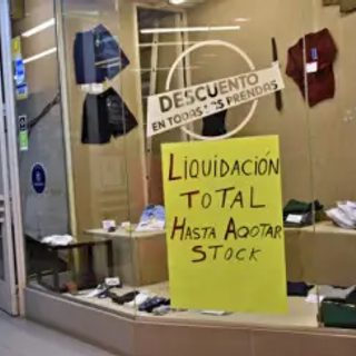 LAS ÚLTIMAS PRENDAS A LA VISTA DE LA TIENDA "LA ESTRELLA".