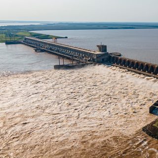 Yacyretá abre compuertas por creciente del Paraná