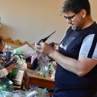 Santo Tomé decora sus espacios navideños con botellas recicladas