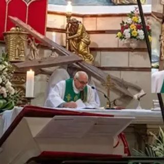 Un sacerdote murió aplastado por una cruz durante una misa en Guayaquil
