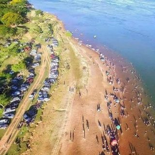 Algas invaden playa paraguaya frente a Ituzaingó por Yacyretá