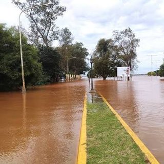 El río Uruguay baja en Santo Tomé y Paso de los Libres, pero sigue en ascenso en Monte Caseros