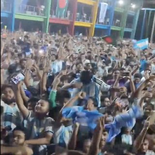 Un argentino lleva la cumbia a Bangladesh en pleno Mundial y cuenta cómo se vive la pasión por Messi