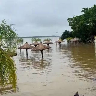 La creciente ya entra al parador y el pico de 5 metros no llegó