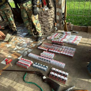 Allanamientos en San Cosme: secuestran cigarrillos y armas