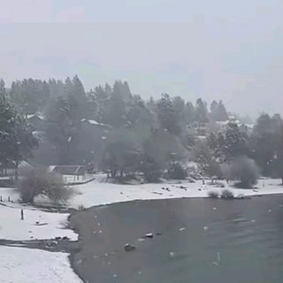Bariloche amaneció cubierta de nieve junto al Nahuel Huapi