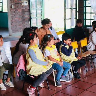 Una escuela de Puerto Hormiguero recibe una estantería hecha con su propio plástico