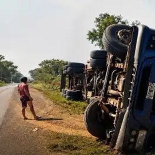 Volcó un camión en Ruta 14 y la ambulancia no pudo llegar