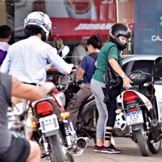En Corrientes, casi nadie llena el tanque de una moto 110