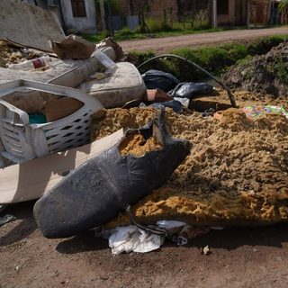 Minibasural en Jardín: colchón y residuos sobre el desagüe