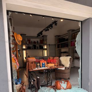 Piedrazo en una vidriera del microcentro: robaron en un local de mates
