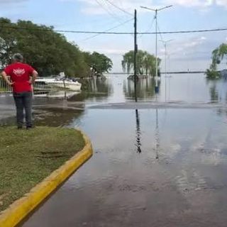 La crecida del Paraná ya cubre las zonas bajas del barrio Itatí