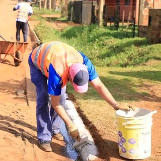 Trabajos de limpieza y pintura en calle Froilán Fernández